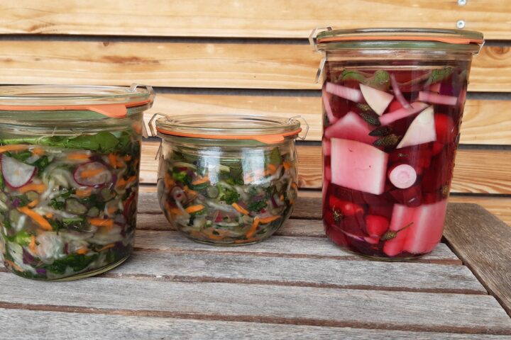 Bilder von fermentierten Gemüse in Weck Gläsern