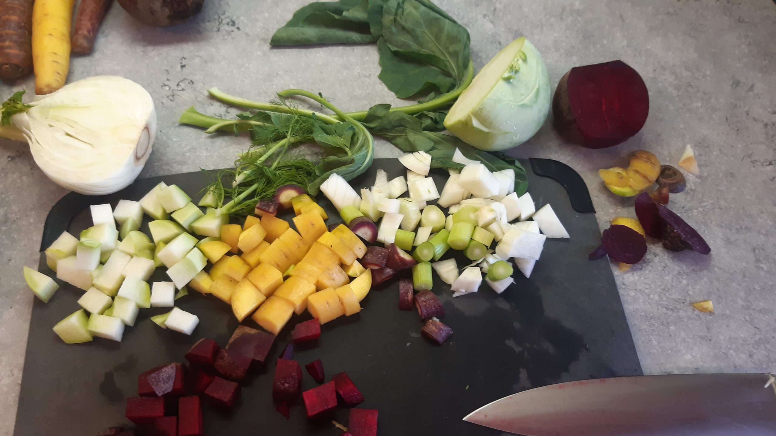 geschnittenes Gemüse auf einem Brettchen