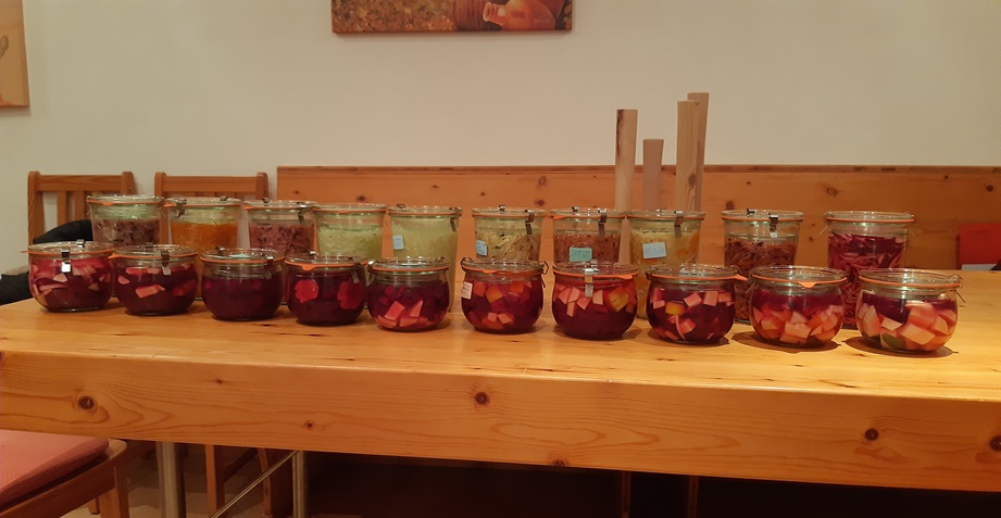 Gläser mit fermentierten Gemüse