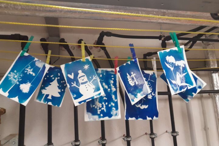 Bilder nach Cyantopiemethode zum Trocknen aufgehängt