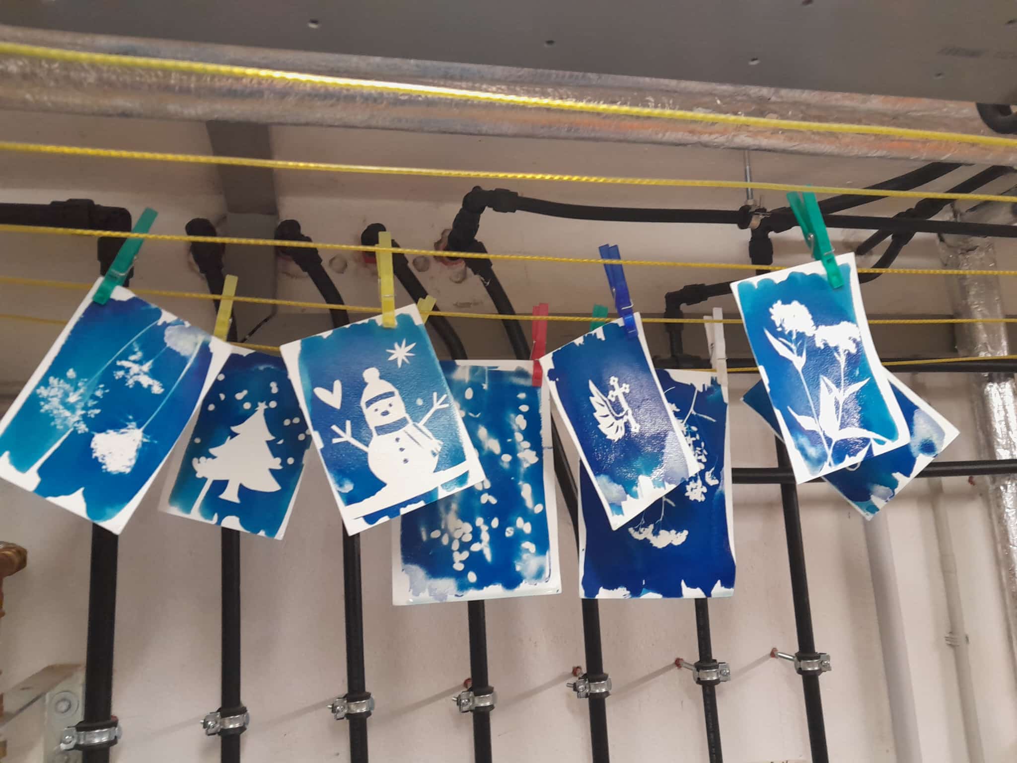 Bilder nach Cyantopiemethode zum Trocknen aufgehängt